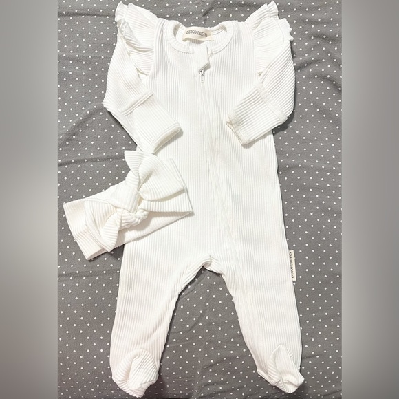 Newborn coming home outfit in white with ruffles on the shoulder. Size Newborn - Picture 1 of 1